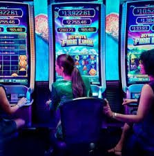 Dealer langsung Texas Poker di studio kudaliar89 dengan kartu dan chip di meja